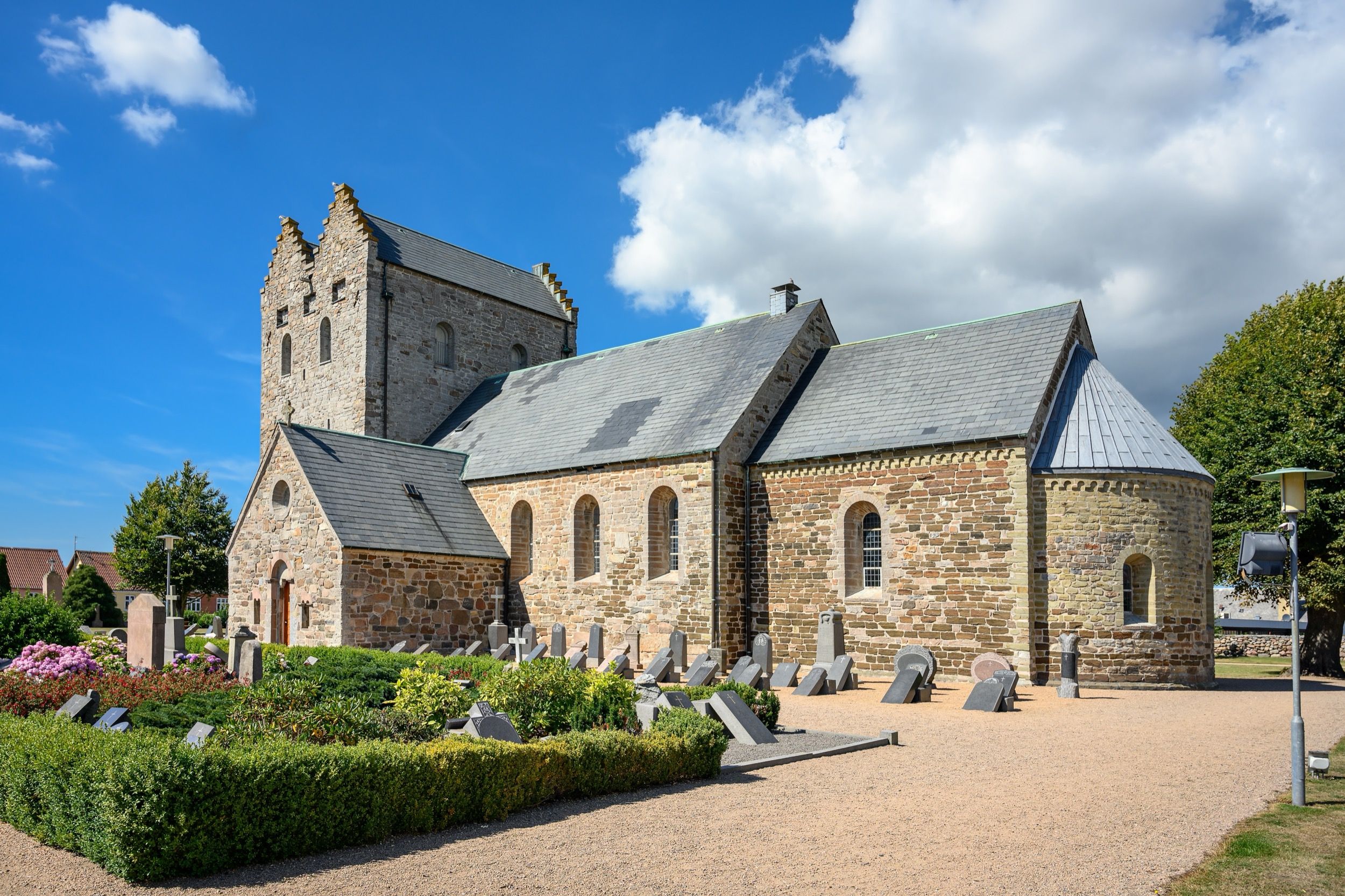 Aa Kirke in Aakirkeby - die größte und älteste Kirche auf Bornholm mit romanischer Architektur und Friedhof.