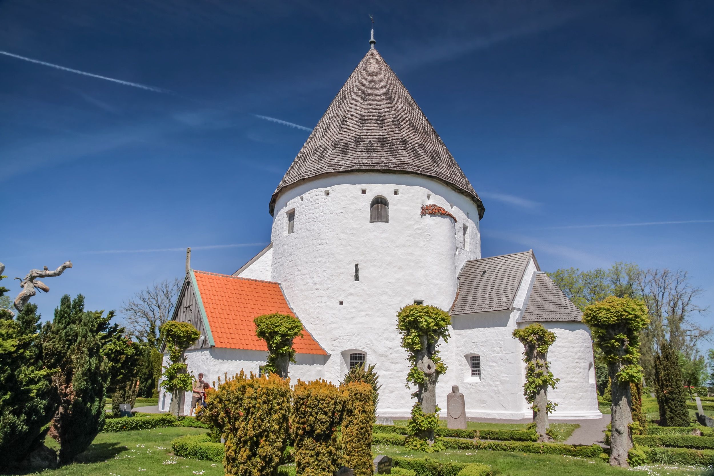 Olsker Kirke, die bekannteste Rundkirche Bornholms mit charakteristischer kegelförmiger Silhouette.