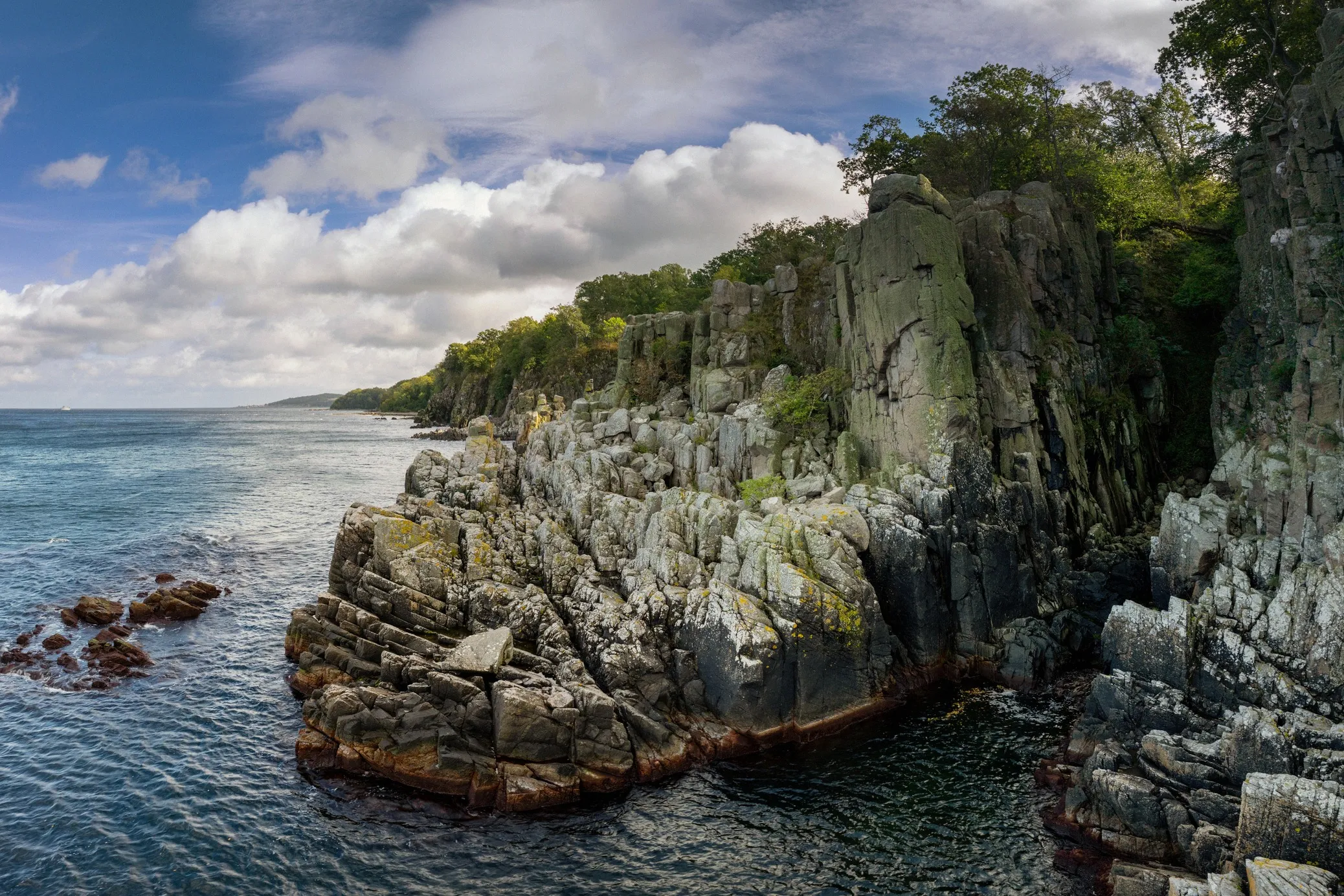 Luftaufnahme der Felsklippen der Helligdomsklipperne an der Nordküste