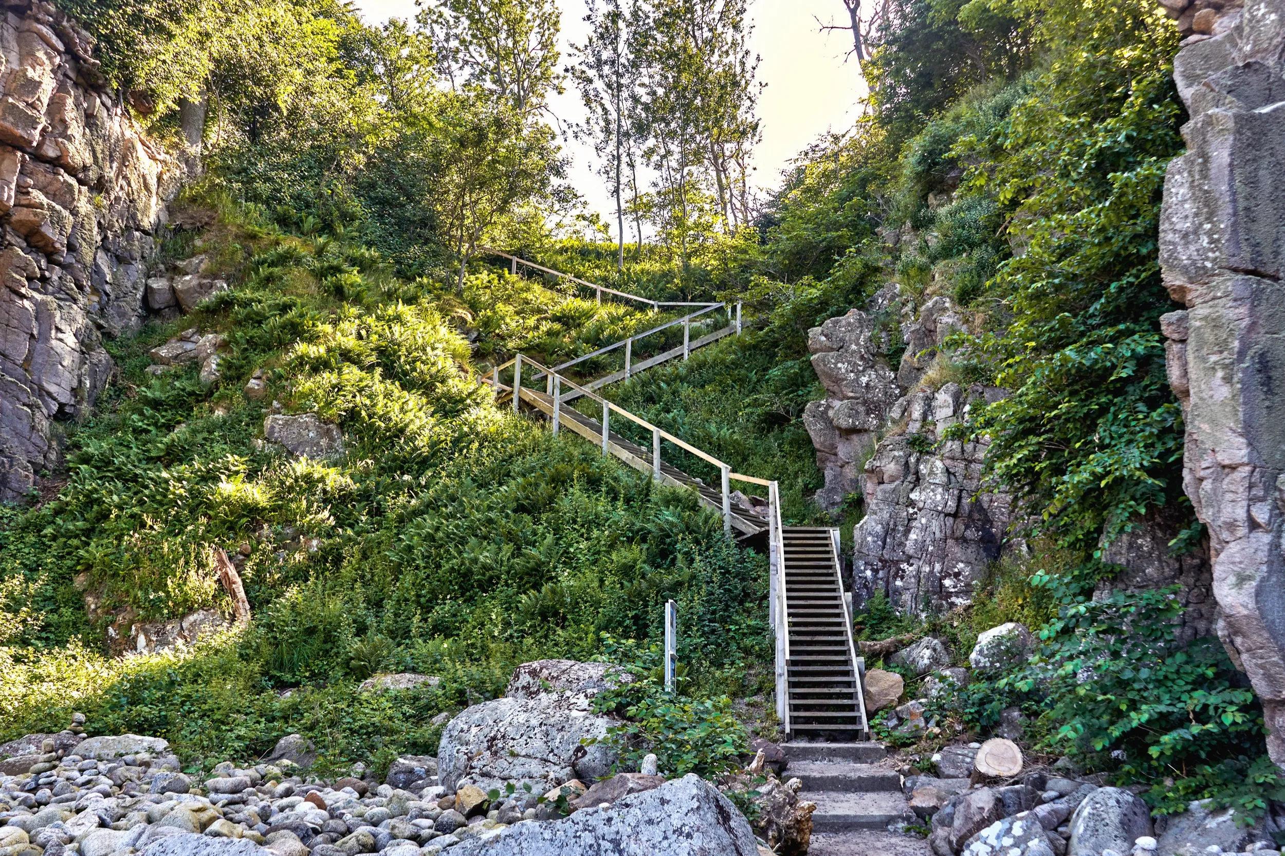 Hölzerne Treppe durch die Felsklamm zu den Helligdomsklipperne