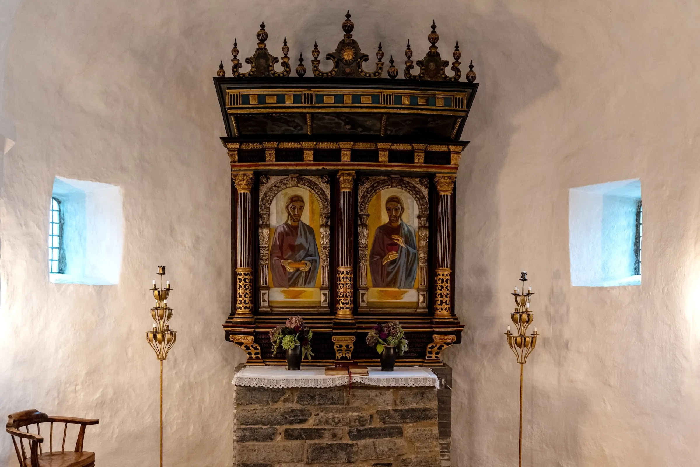Altar der Østerlars Kirke mit Renaissance-Retabel in der weißgetünchten Apsis