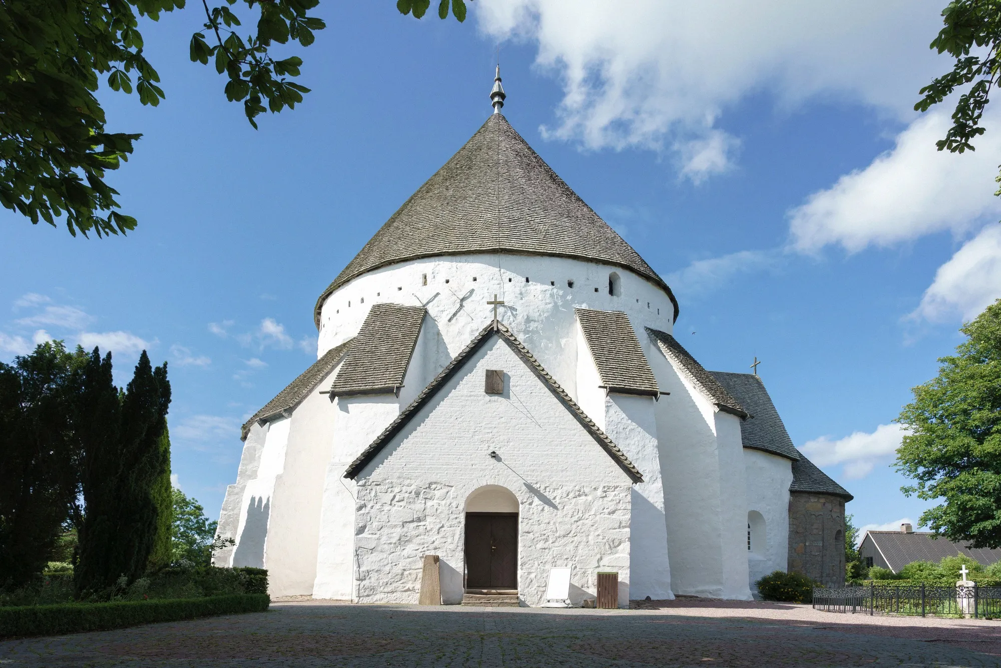 Die weiß getünchte Østerlars Kirke mit markantem Kegelhelm