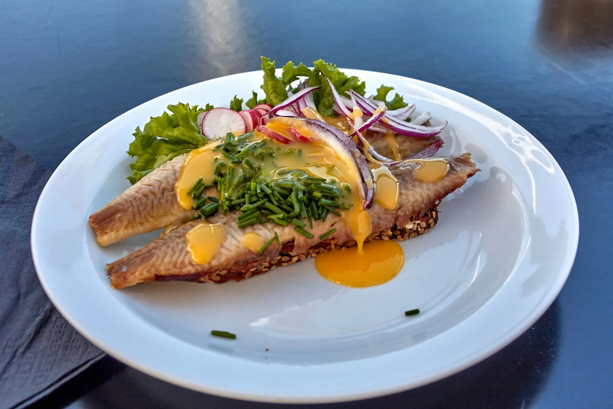 Sol over Gudhjem: Smørrebrød mit geräuchertem Hering, rohem Eigelb und Schnittlauch