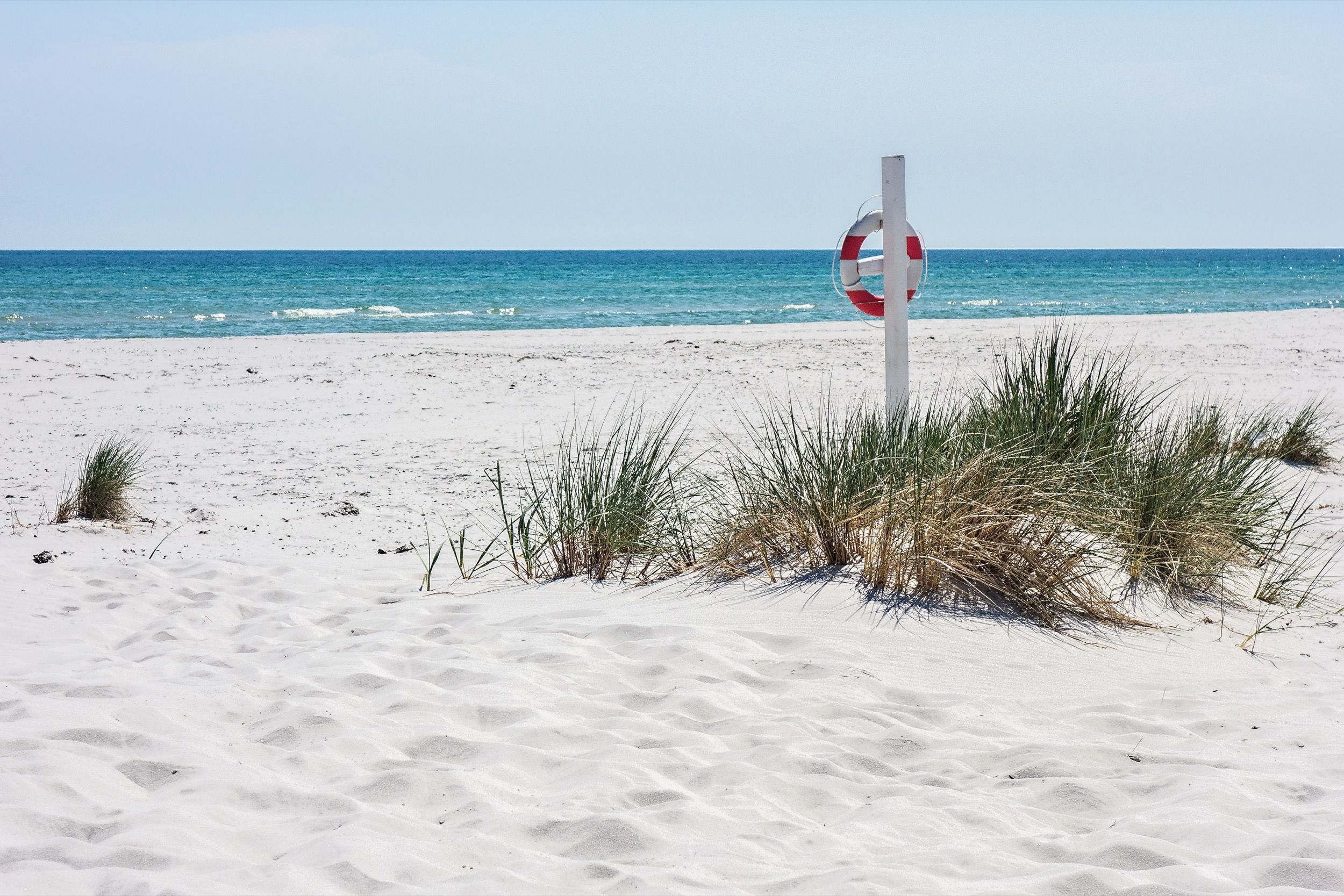 Der berühmte Sandstrand von Dueodde mit charakteristischer Rettungsboje an der südlichen Spitze Bornholms.