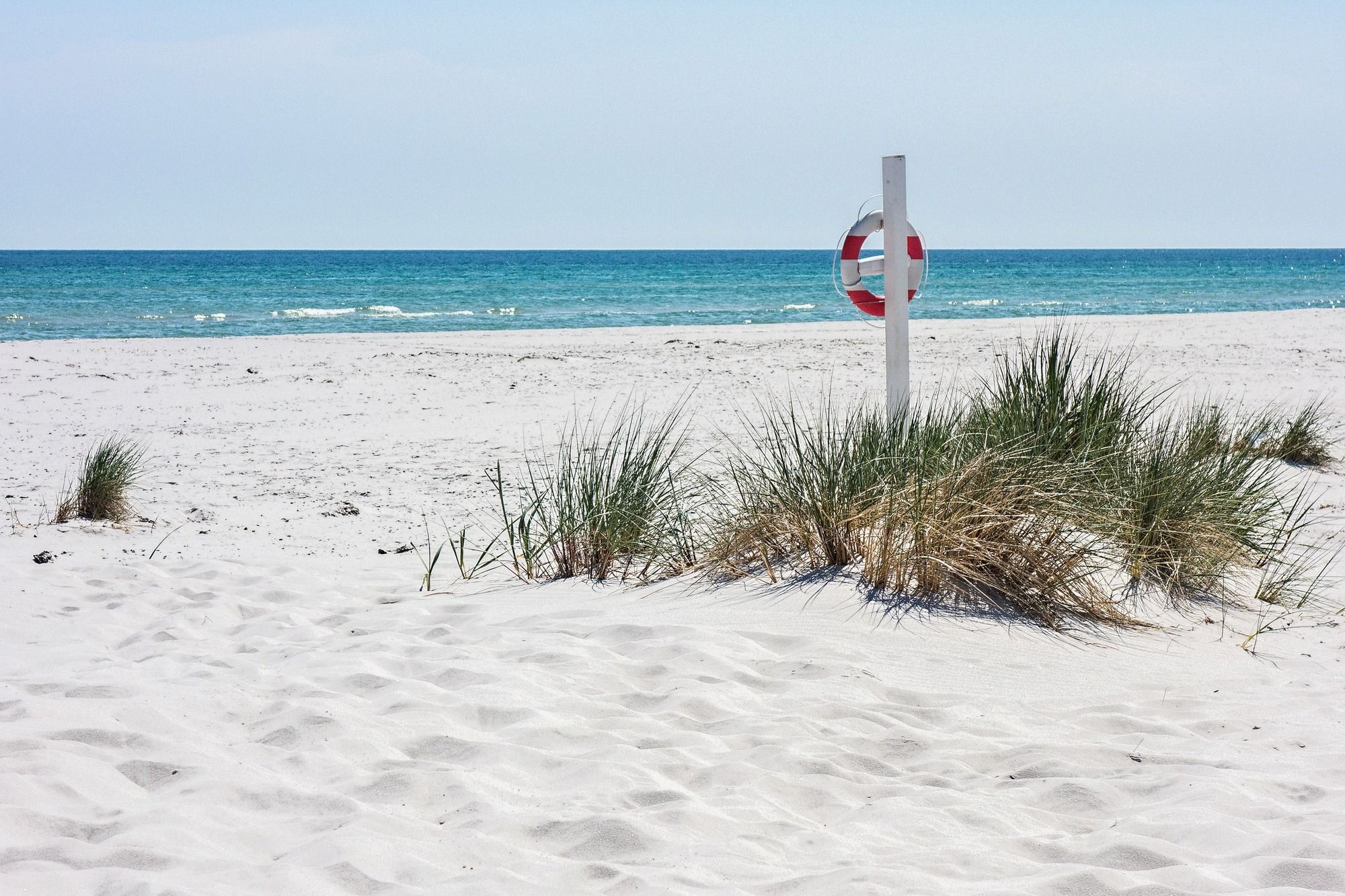Der berühmte Sandstrand von Dueodde mit charakteristischer Rettungsboje an der südlichen Spitze Bornholms.