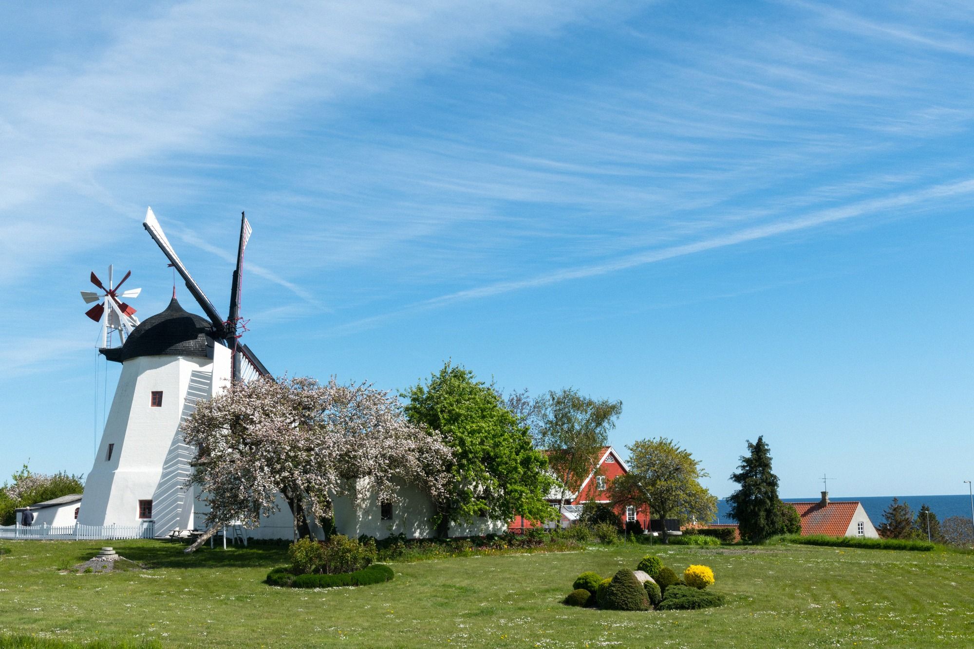 Wanderweg entlang der Felsküste der Hammeren-Halbinsel im Norden Bornholms.