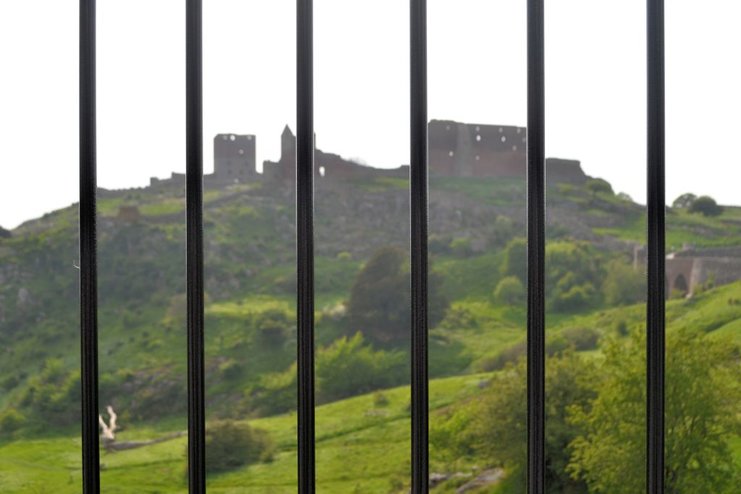 Burg hinter Gittern v.jpg