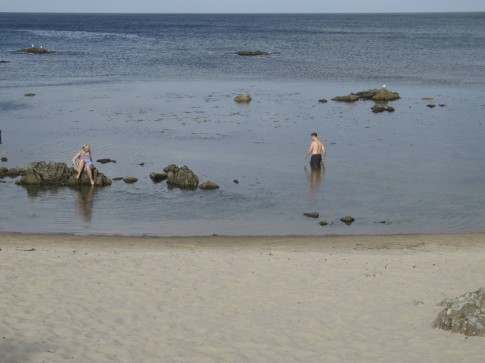 Der Strand am Südrand von Allinge ist eher als Badeplatz denn als Strand zu bezeichnen.