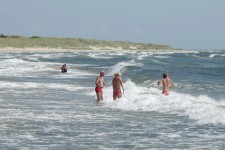 Stehen die Winde richtig, gibt es eine ordentliche Brandung, dann sollten Kinder und schlechte Schwimmer aus dem Wasser bleiben.