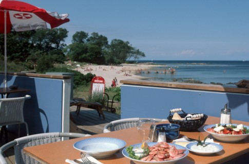 Von der Terrasse des Melsted Badehotel blickt man auf den kleinen Sandstrand im Süden von Gudhjem