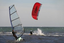 Die Gewässer vor Bornholms Küste sind gute Reviere für Surfer und Kiter, passende Winde gibt irgendwo immer.