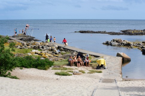 Eigentlich nur eine Bucht in der Felsenküste, aber mit seinem Mini-Sandstrand und dem zum Meer hin offenen Schwimmbad inklusive Sprungturm ist Hullehavn ein Geheimtipp unter den Bornholmer Badeplätzen.