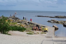 Strand mit direktem Zugang vom Hullehavn Camping am Südrand von Svaneke