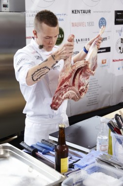 Was mache ich jetzt damit? Spitzenköche begutachten die Rohwaren für ihren Wettbewerb. © Marschall Food Event 