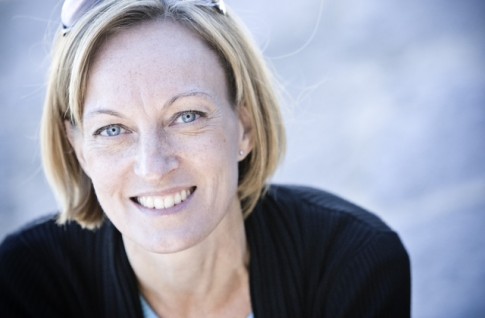 Bornholm Touristenchefin Pernille Lydolph lacht nur über die Zahlen des Ministers trotz des ernsten Themas und will mit ihm am 9. März diskutieren.