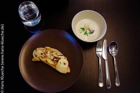 Pilzsuppe und Steinpilze mit Bornholmer Äpfeln auf Brot gebacken - eine vielversprechender Start! 