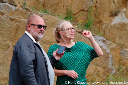»Da drüben muss es gewesen sein,« Pernille Boelskov zeigt Bornholm.de Redakteur Hans Klueche, wo im Vangbruddet die erste Leiche in ihrem Debut Krimi "Das Granitgrab" abgelegt wurde.