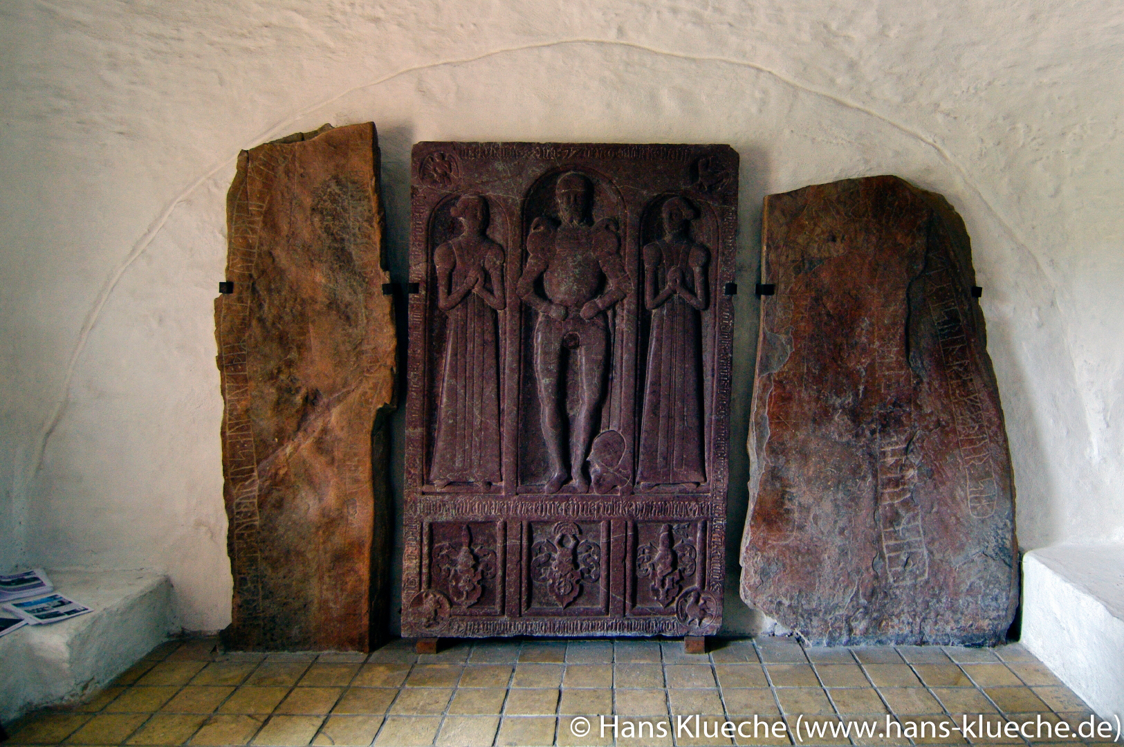 Runensteine in der Aa Kirke von Aakirkeby