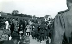 Fußball und Fest - Russische Soldaten auf dem Sportplatz von Allinge Foto mit freundlicher Genehmigung von Bornholms Ø Arkiv)