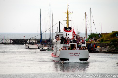 Christiansø Hafen: Ankunft des Ausflugsschiffs Ertholm vom ›Festland‹ Bornholm