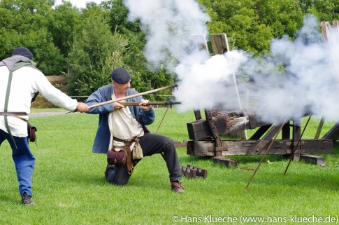 Pulverdampf bei Vorführungen historischer Schusswaffen in Bornholms Middelaldercenter