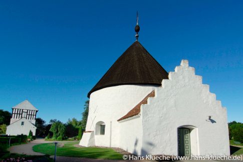 Auch Bornholm kleinste Rundkirche in Nyker spielt eine Rolle in „Das Granitgrab”