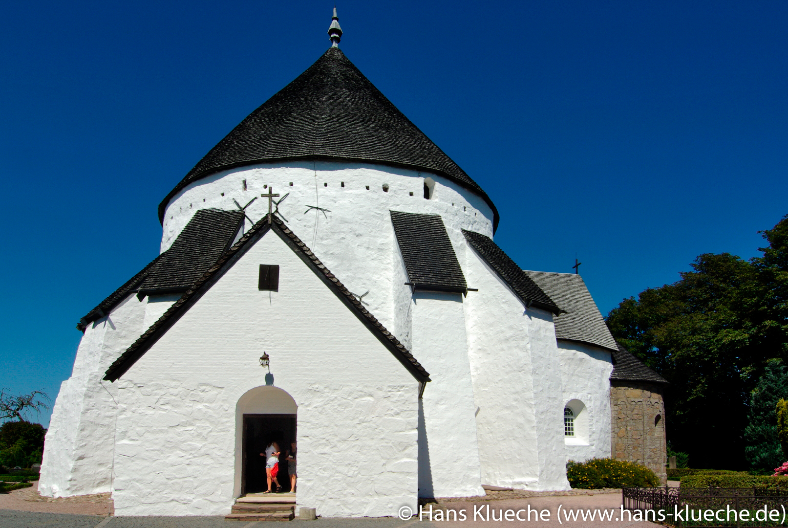 Østerlars Kirke und der Eingang durch das Waffenhaus