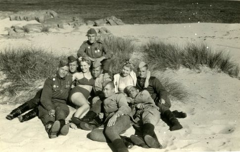 Munterer Strandausflug russischer Soldaten in den Dünen von Bornholm (Foto mit freundlicher Genehmigung von Bornholms Ø Arkiv