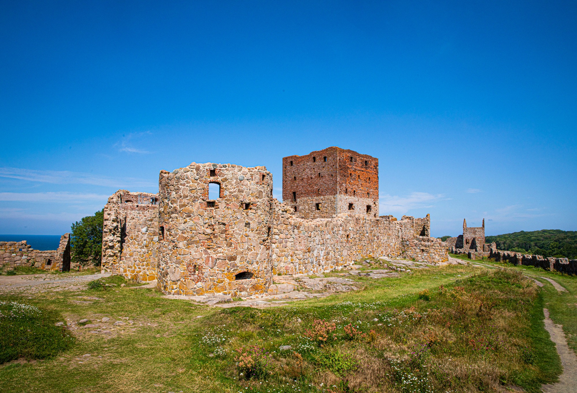 The Manteltårn, the heart of the castle complex. Frontal close-up of the round Manteltårn keep and ring wall of Hammershus