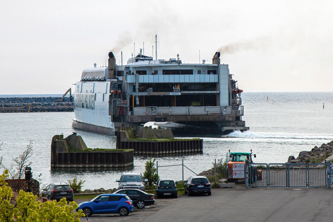 Bornholmslinjens hurtigfærge sejler ud fra havnen i Rønne på Bornholm.