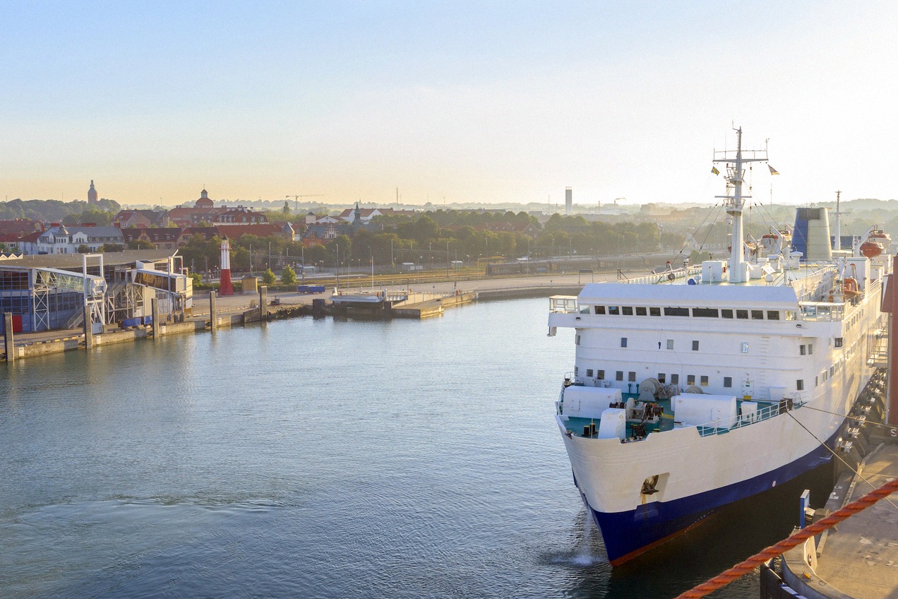 Havnen i Ystad ved den svenske østersøkyst i det tidlige morgenlys, en stor færge ligger ved kaj.